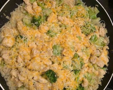 One-Pot Cheesy Chicken, Rice, and Broccoli Recipe